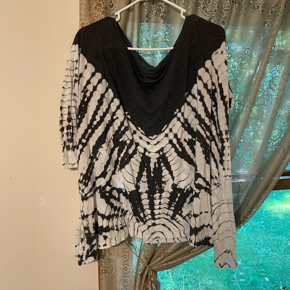 Sz L Shark Bite Raw Edge Top